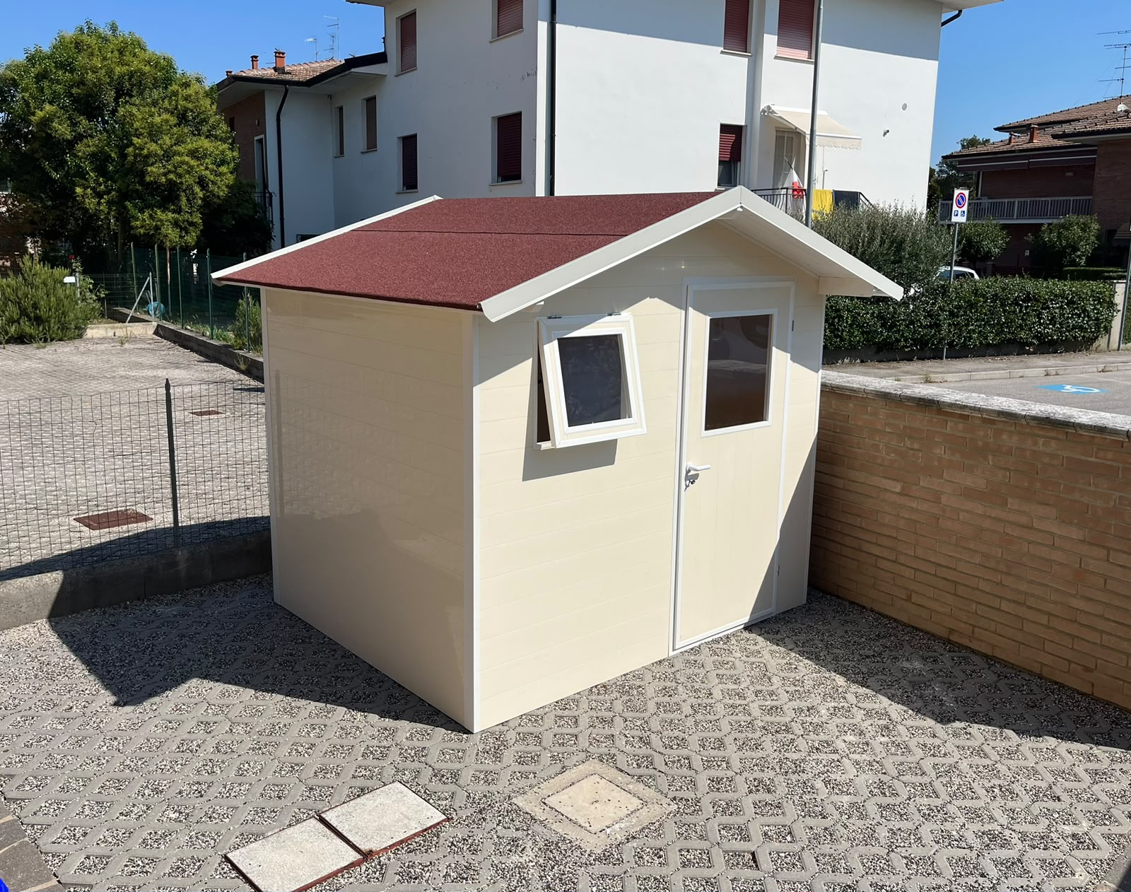 Casetta in PVC con griglia di aerazione e finitura beige