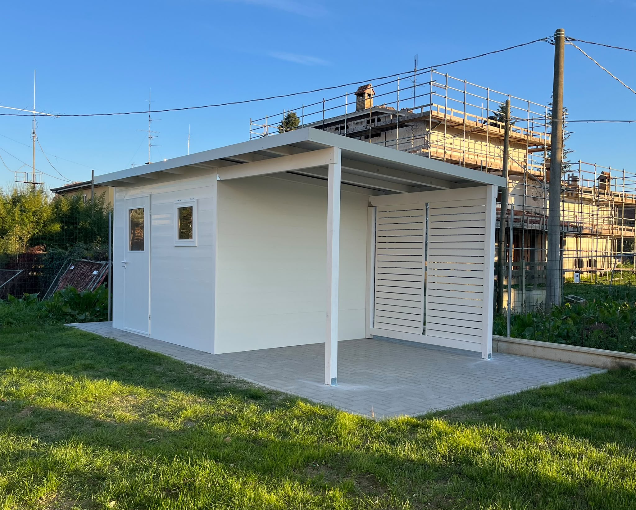 Grande casetta da giardino con tetto a falde e doppia porta